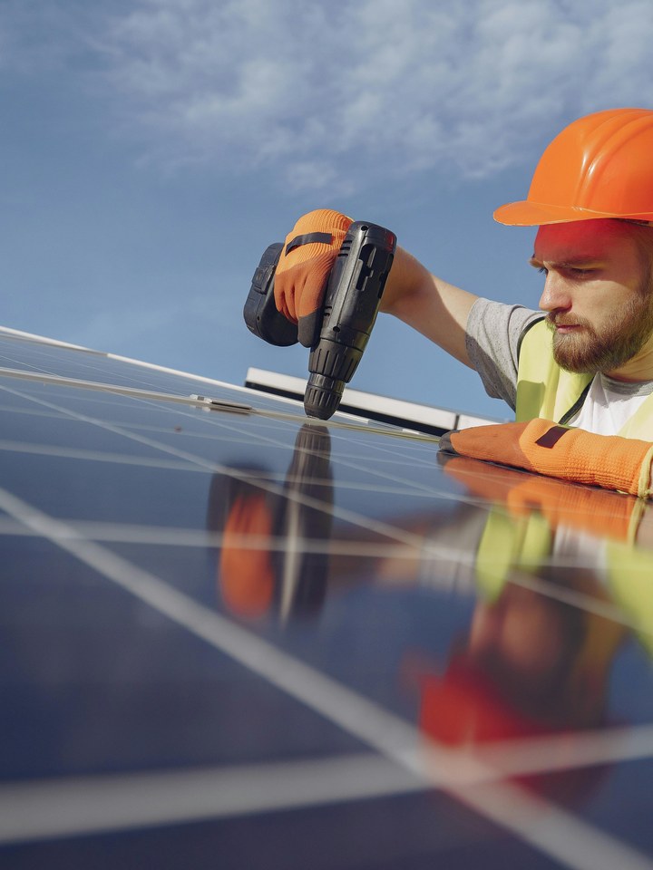 Técnico eléctrico trabajando